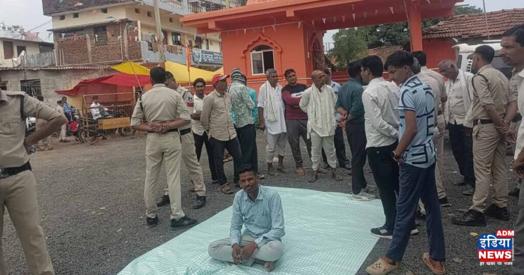Farmers protest against police harassment of farmer leader Dinesh Yaduvanshi 