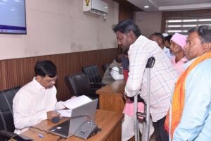 जनसुनवाई में आए आवेदनों का कलेक्टर श्री सूर्यवंशी ने किया निराकरण