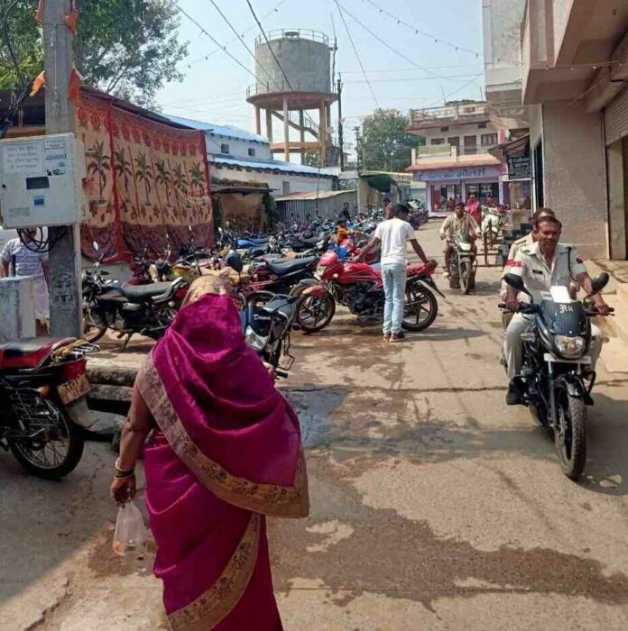 Bank branches are opening without parking in Amla city, traffic is being disrupted on the road