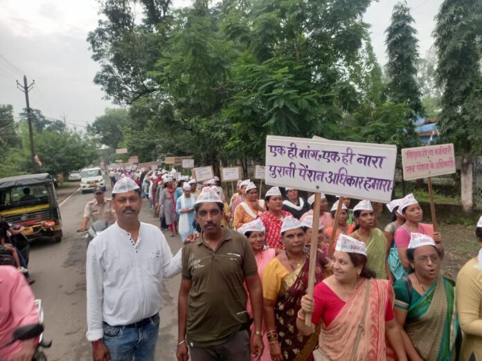 Teachers and employees took out a march in protest against the new pension.