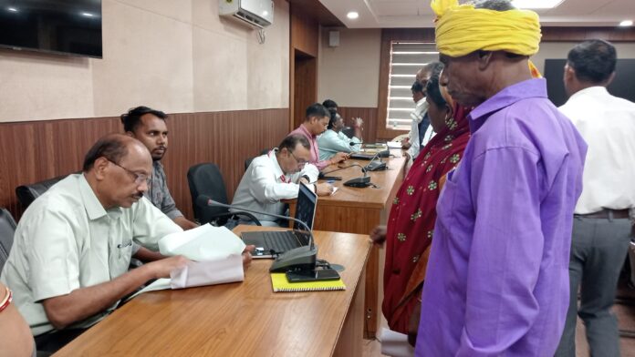 Joint Collector listened to the problems of the citizens who reached the public hearing