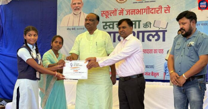 Union Minister of State Shri Uik became a teacher and taught the lesson of cleanliness to school girls.