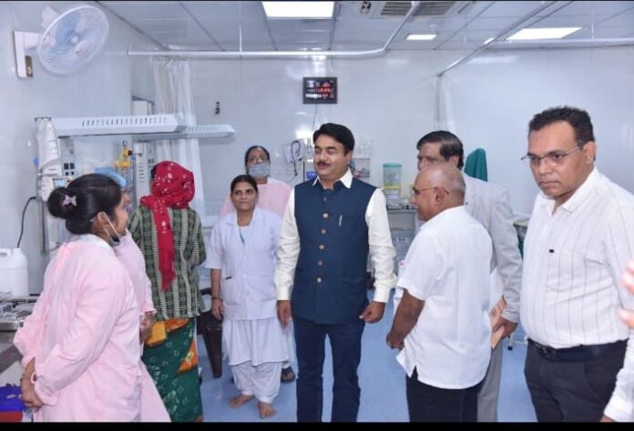 प्रभारी मंत्री श्री पटेल ने किया जिला अस्पताल का औचक निरीक्षण