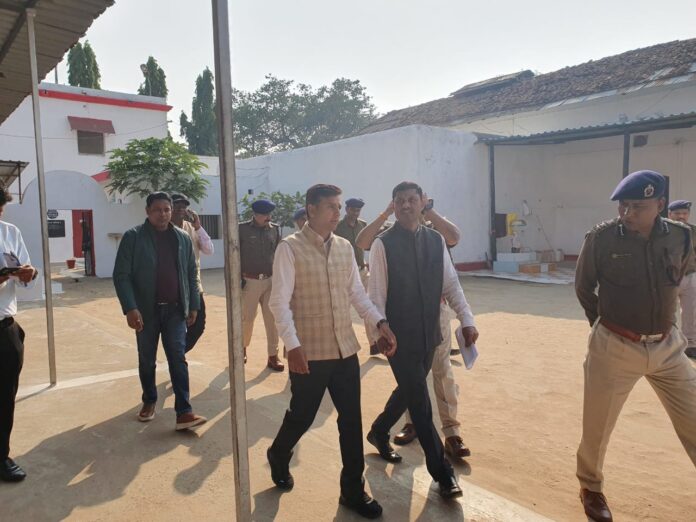 Divisional Commissioner Narmadapuram Shri Tiwari inspected Betul Jail, discussed with the prisoners and got information about the arrangements