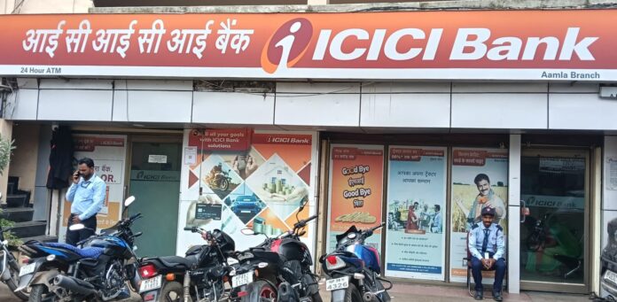 आई सी आई बैंक मे गोल्ड छुड़ाने वाले हो रहे परेशान