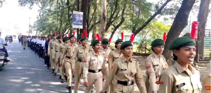 भगवान बिरसा मुंडा की 150वीं जयंती पर JH कॉलेज में निकली भव्य पदयात्रा, छात्रों की उत्साहपूर्ण भागीदारी